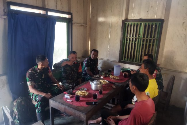 Turun Ke Wilayah Babinsa Koramil 04/Karangkobar Jalin Komsos Dengan Warga