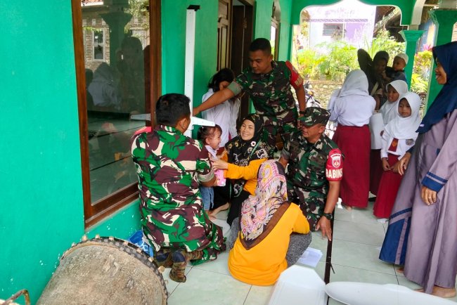 Babinsa Koramil 13 Banjarmangu Dampingi Kegiatan Posyandu di Desa Gripit