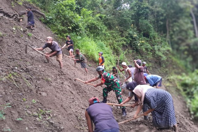 Babinsa Bersama Warga Karya Bakti  Bersihkan Material Longsor