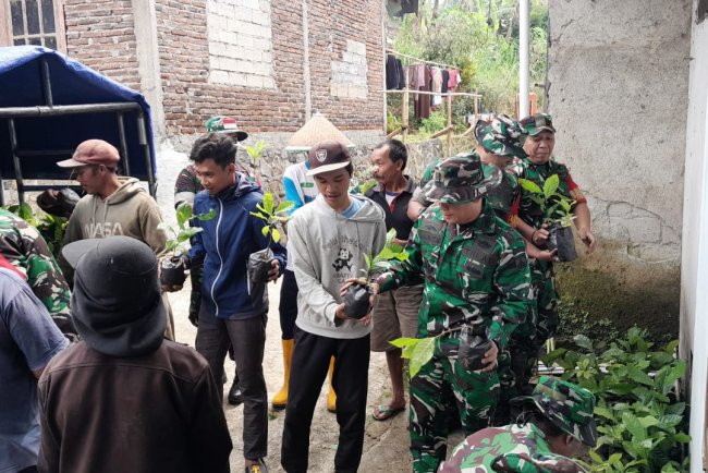 Bersatu dengan Alam Koramil 04 Karangkobar dan Warga Tanam 700 Pohon Kopi untuk Penghijauan