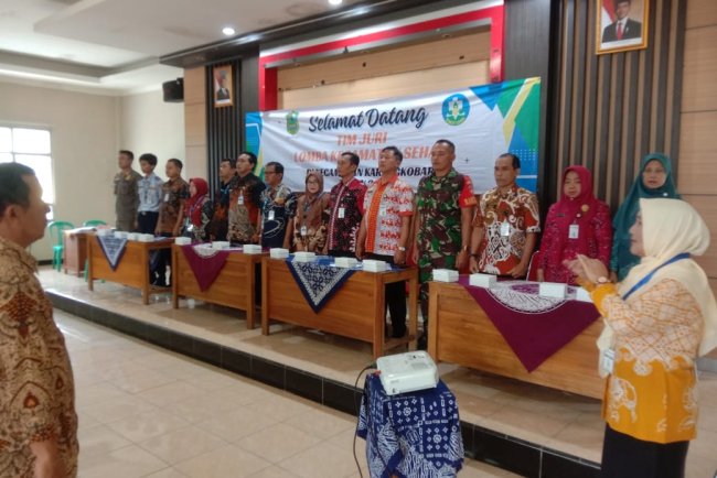 Babinsa Bersama Forkopincam Sambut Kedatangan Tim Penilai Lomba Kecamatan Sehat Tingkat Kabupaten