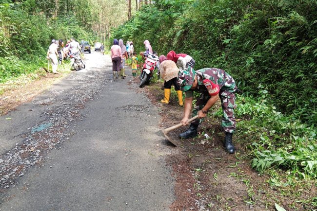 Babinsa Bersama  Warga Kerja Bakti Pembersihan Jalan