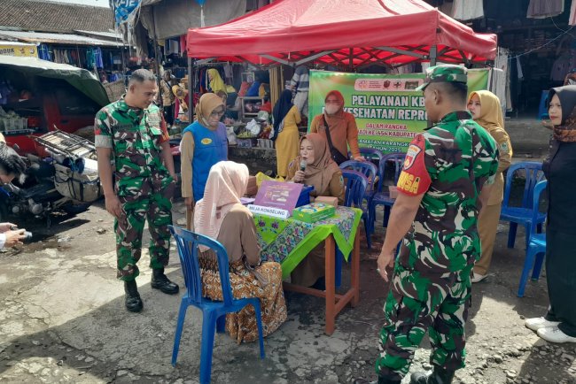 Hari Jadi Kabupaten Banjarnegara Ke 454 Babinsa Dampingi Pelayanan KB Dan Kesehatan Reproduksi Di Pasar Karangkobar
