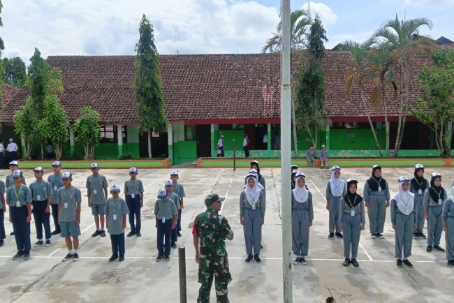 Babinsa Koramil 11 Punggelan Beri Latihan LDK kepada Siswa Siswi SMP N 2 Punggelan