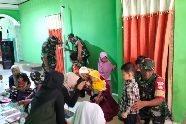 Peduli Kesehatan Babinsa Dampingi Kegiatan Imunisasi