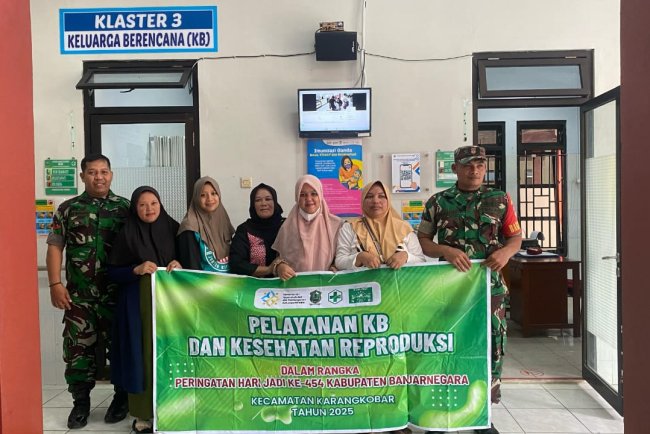 Babinsa Bersama UPT KB Karangkobar Dampingi Pelayanan KB Di Puskesmas Karangkobar
