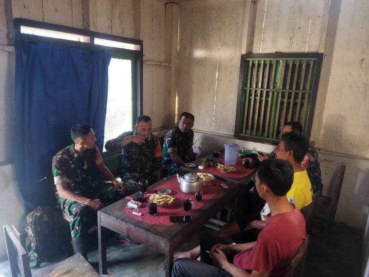 Turun Ke Wilayah Babinsa Koramil 04/Karangkobar Jalin Komsos Dengan Warga