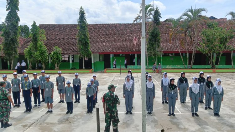 Babinsa Koramil 11 Punggelan Beri Latihan LDK kepada Siswa Siswi SMP N 2 Punggelan