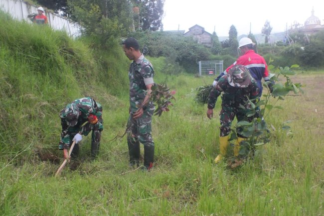 Koramil 02 Klampok Bersama Poktan Tani Makmur Gelar Penghijauan untuk Ketahanan Pangan