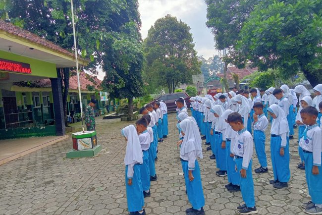 Babinsa Berikan Materi Pendidikan Karakter dan Wasbang ke pada siswa SDN 1 Bantarwaru Madukara