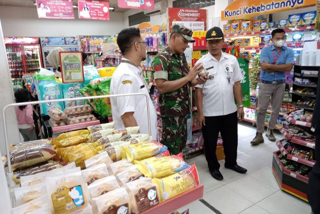 Pengamanan Pangan Selama Bulan Ramadhan Forkopincam Karangkobar Bersama Puskesmas Gelar Operasi Pasar