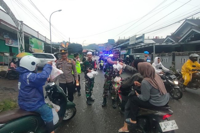 Indahnya Berbagi Di Bulan Ramadhan Babinsa Bersama Bhabinkamtibmas Dan SK Cafe  Bagikan Takjil Gratis