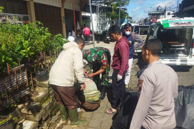 Babinsa Bersama Bhabinkamtibmas Serta Dinas Kesehatan Berhasil  Evakuasi Pasien ODGJ
