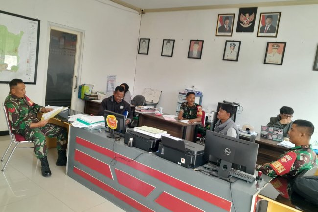 Untuk Mengetahui Perkembangan Wilayah Babinsa Koramil 04/Karangkobar Sambangi Kantor Desa Leksana