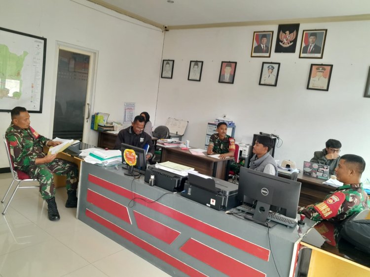 Untuk Mengetahui Perkembangan Wilayah Babinsa Koramil 04/Karangkobar Sambangi Kantor Desa Leksana