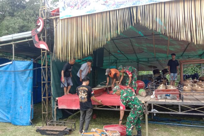 Babinsa Bantu Persiapan Dan Pengamanan Pentas Seni Kuda Kepang