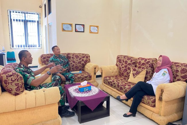 Bersama Dindukcapil Kodim 0704 Banjarnegara Bantu Warga Urus Administrasi Kependudukan