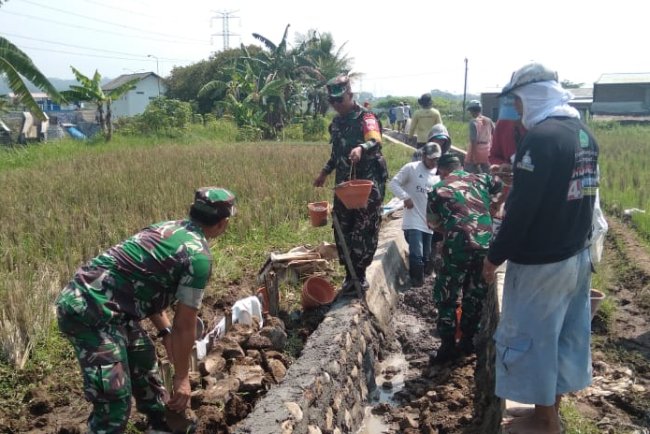 TNI dan Warga Kompak Perbaiki Saluran Irigasi Demi Ketahanan Pangan