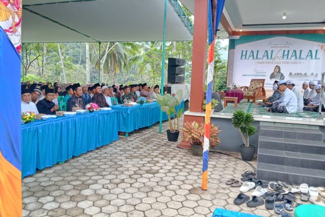 Pererat silaturahmi Babinsa Menghadiri Undangan Pengajian Dan Halal bihalal Di Desa Binaan 