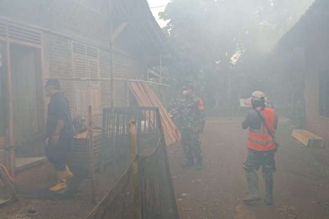 Basmi Sarang Nyamuk Babinsa Dampingi Kegiatan Fogging di Desa Binaan