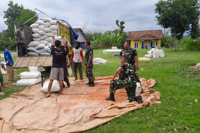 Babinsa Koramil 07 Mandiraja  Ajak Petani  Menjual Gabah Ke Bulog