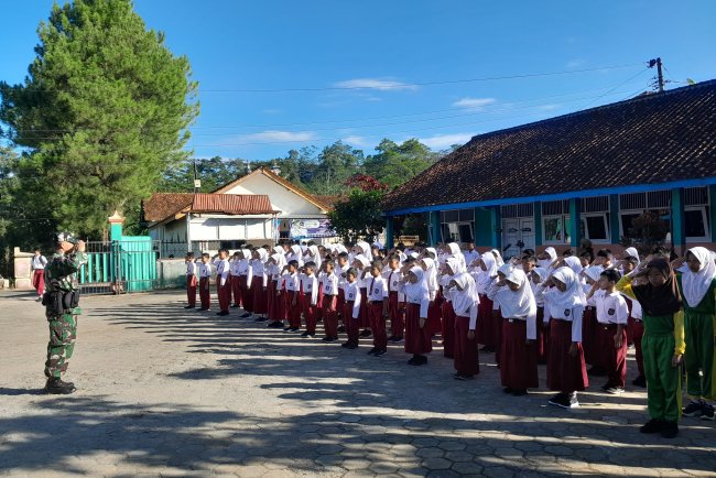 Babinsa Berikan Materi Pendidikan Karakter dan Wasbang kepada siswa SDN 1 Pakelen  kec Madukara