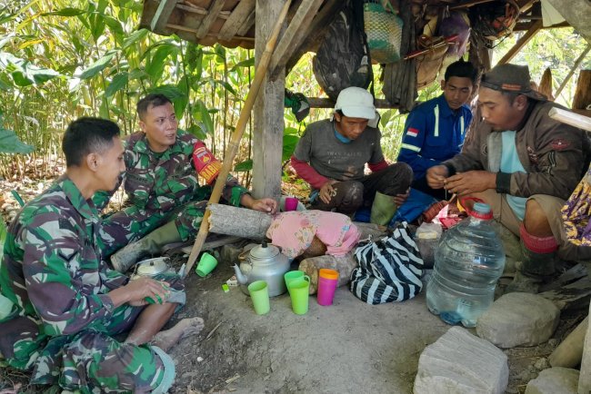 Penuh Keakraban Babinsa Koramil 04/Karangkobar Jalin Komsos Dengan Petani Padi Di Wilayah