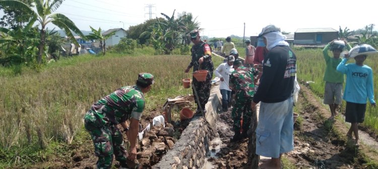 TNI dan Warga Kompak Perbaiki Saluran Irigasi Demi Ketahanan Pangan