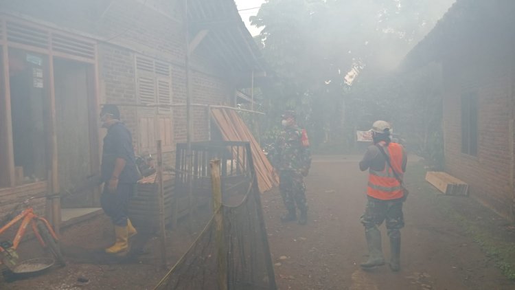 Basmi Sarang Nyamuk Babinsa Dampingi Kegiatan Fogging di Desa Binaan