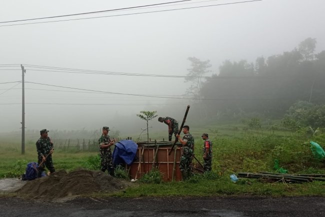 Danramil 06 Kalibening Bantu Warga Bangun Bak Penampungan Air Bersih