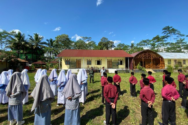 Babinsa menjadi pembina pendidikan karakter rumah pondok Qur'an Desa petambakan