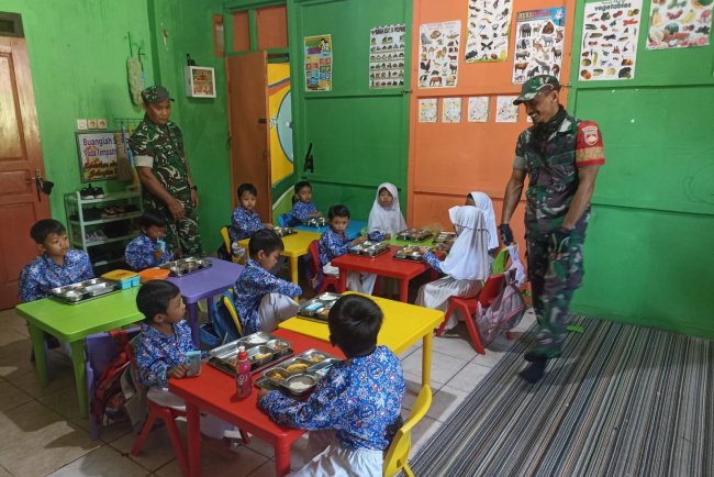 Babinsa Koramil 01 Melaksanakan Pendampingan MBG Di Wilayah Kelurahan Sokanandi