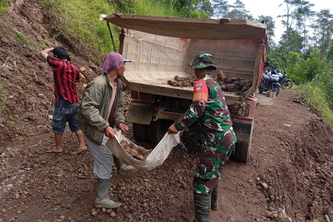 Babinsa Bersama Warga Melaksanakan Kerja Bakti Di Wilayah Desa Binaan