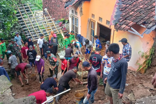 Tanggap pasca Bencana Babinsa Aktif Bantu warga Bersihkan Rumah yang terkena Longsor