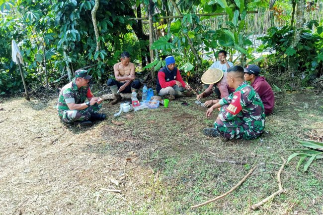 Terciptanya Hubungan Yang Erat Antara TNI Dengn Rakyat Babinsa Jalin Komsos Dengan Warga