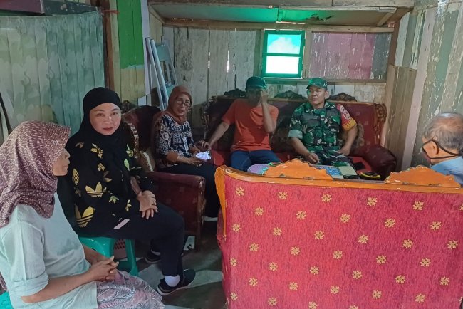 Babinsa Bersama Pemerintah Kelurahan Kunjungi Warga Yang Sedang Sakit