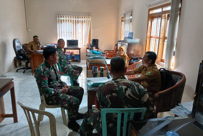 Tingkatkan Sinergi untuk Kemajuan Desa, Babinsa Laksanakan Komsos dengan Perangkat Desa Kutayasa