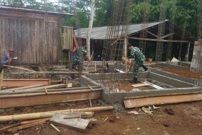 Babinsa Koramil 04 Karangkobar Gotong Royong Membantu Warga Binaan Cor Pondasi Rumah