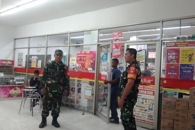 Jaga Wilayah Tetep Aman Dan Kondusif Babinsa Koramil 04/Karangkobar Melaksanakan Patroli Malam Hari