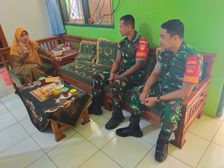 Babinsa Laksanakan Komsos dengan Kepala Sekolah SD Negeri Banjarkulon