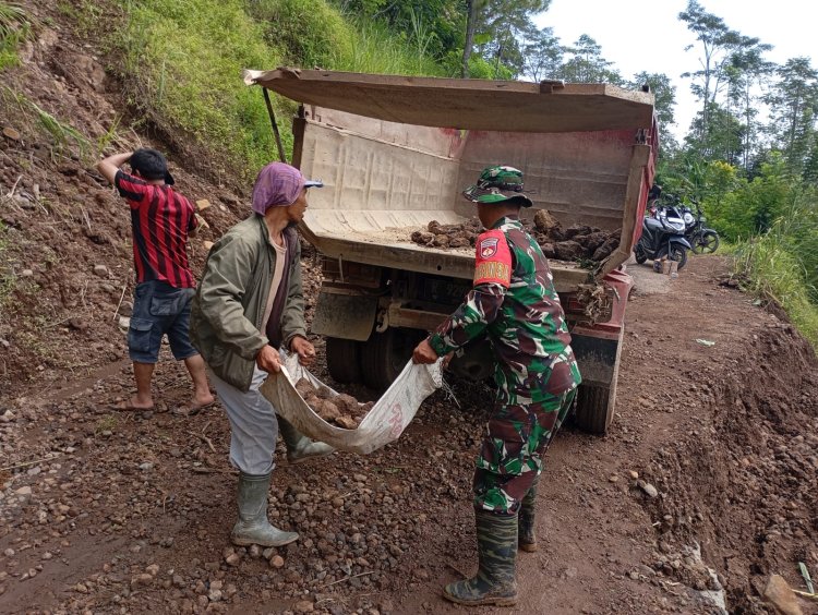 Babinsa Bersama Warga Melaksanakan Kerja Bakti Di Wilayah Desa Binaan