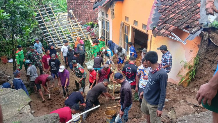Tanggap pasca Bencana Babinsa Aktif Bantu warga Bersihkan Rumah yang terkena Longsor