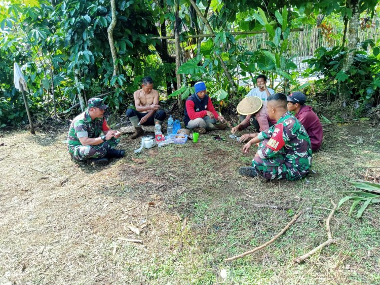 Terciptanya Hubungan Yang Erat Antara TNI Dengn Rakyat Babinsa Jalin Komsos Dengan Warga