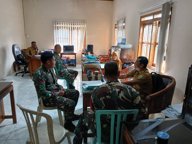 Tingkatkan Sinergi untuk Kemajuan Desa, Babinsa Laksanakan Komsos dengan Perangkat Desa Kutayasa