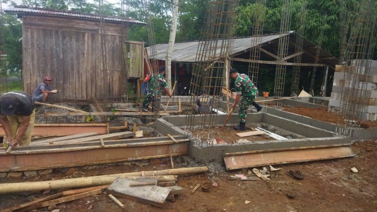 Babinsa Koramil 04 Karangkobar Gotong Royong Membantu Warga Binaan Cor Pondasi Rumah