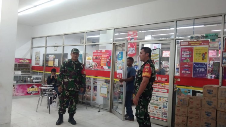 Jaga Wilayah Tetep Aman Dan Kondusif Babinsa Koramil 04/Karangkobar Melaksanakan Patroli Malam Hari