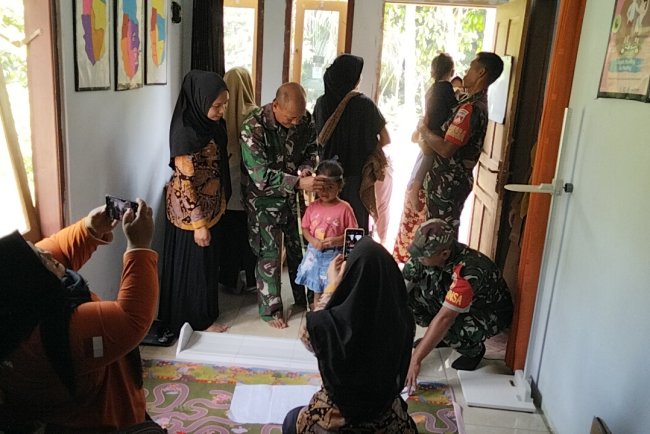 Danposramil Pagedongan Bersama Anggota Babinsa Melaksanakan Pendampingan Posyandu