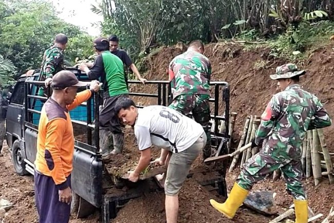 Babinsa Sigap Bantu Warga Binaan Buka Jalan Baru Akibat Pergerakan Tanah di Banjarnegara