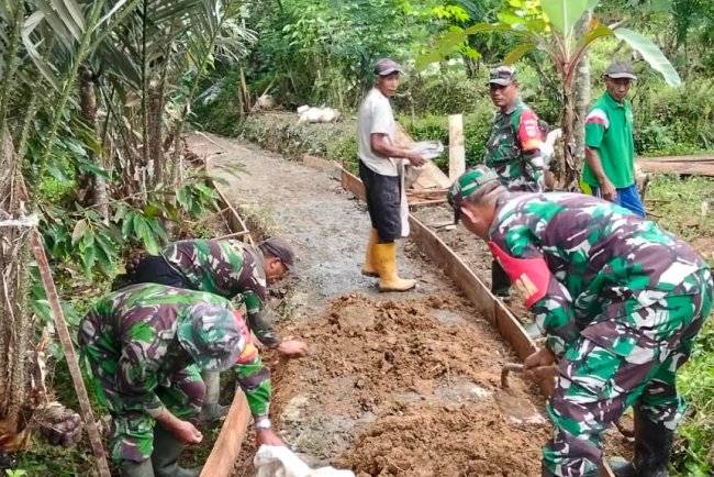 Babinsa kerja bakti pembuatan jalan usaha tani