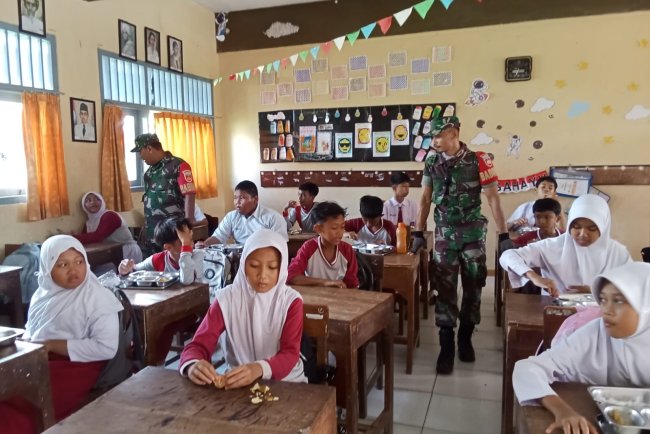 Babinsa Melaksanakan Pendistribusian Dan Pendampingan Makan Bergizi Gratis